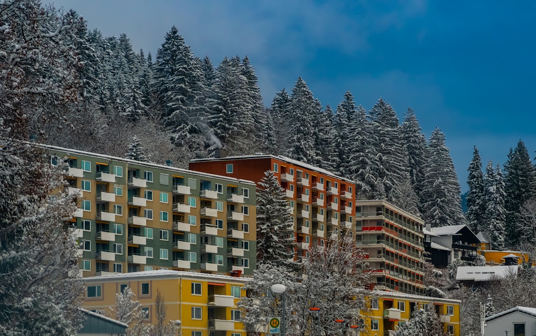 Elegantes Restaurant mit Tischeindeckung